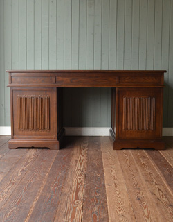 オールドチャーム　アンティーク風　英国スタイルのアンティーク風家具、オールドチャームのオシャレなデスク。裏面は木肌です。(y-132-f)