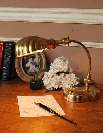 スタンドライト　照明・ライティング　テーブルランプ（Ｅ17シャンデリア球付）。照らしたい所に合わせて首が動くので、書斎のデスクにもピッタリなアイテムです。(TL-0013)