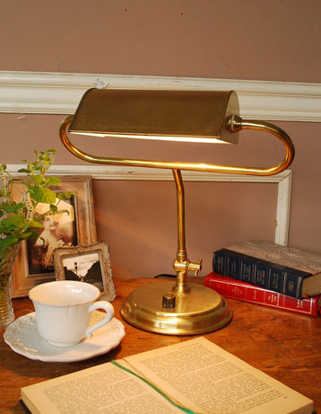 スタンドライト　照明・ライティング　テーブルランプ。照らしたい所に合わせて首が動くので、書斎のデスクにもピッタリなアイテムです。(TL-0015)