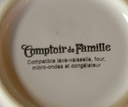 ダイニング雑貨　インテリア雑貨　コントワール・ド・ファミーユのデザートプレート（シンフォニー）。底に「コントワール・ドゥ・ファミーユ」のロゴが入っています。(CF-01)