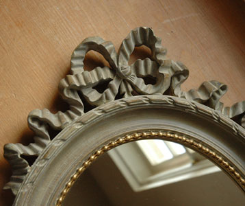 コントワールドファミーユ　インテリア雑貨　トップのリボンが可愛いウォールミラー（壁掛け鏡）。一瞬でお姫様気分にしてくれる美しいミラー。(CF-72)