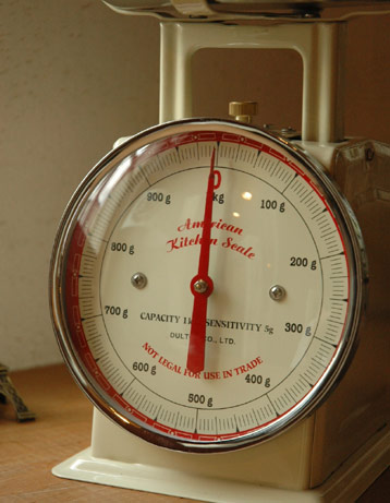 キッチン雑貨　インテリア雑貨　キッチンスケール（アイボリー・1kg）。赤い針が可愛いデザインです。(n4-008)