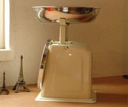 キッチン雑貨　インテリア雑貨　キッチンスケール（アイボリー・1kg）。横から見るとこんな感じです。(n4-008)