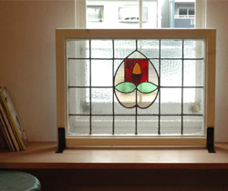 アンティーク ステンドグラス　アンティーク雑貨　ステンドグラススタンド。窓辺に立てておくのに便利。(SGS-01)