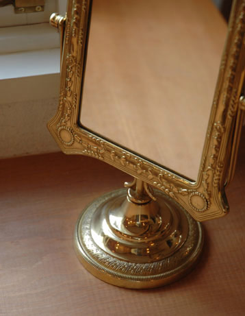 ミラー・時計　インテリア雑貨　アンティーク風真鍮置き型ミラー　四角形　サイズ：L。スタンド部分もきれいな真鍮のゴールド。(n8-002)
