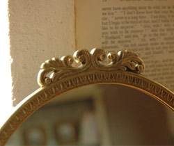 ミラー・時計　インテリア雑貨　真鍮置き型ミラー＊オーバル。上には葉っぱの冠のようなデザイン。(n8-005)