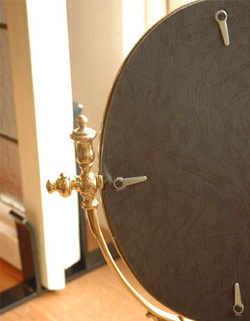 ミラー・時計　インテリア雑貨　真鍮置き型ミラー（楕円型Ｂ）。後ろから見てもキレイです。(n8-003)