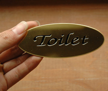 洗面・トイレ　住宅用パーツ　真鍮製トイレットプレート　ドアプレート（Toilt）。アンティーク風のデザインがとっても可愛い！【 全体 】幅10×厚さ0.1×高さ4ｃm。(sa-004)