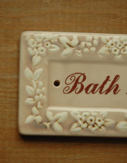 洗面・トイレ　住宅用パーツ　陶器製のバスルームプレート （ルリエフ）。市販のネジで２ヶ所を留めて下さい。(sa-009)
