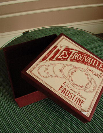 コントワールドファミーユ　インテリア雑貨　コントワール・ド・ファミーユのデザートプレート （フォスティーヌ・６柄アソート）。プレートとお揃いの赤い色の箱に入っています。(cf-215)