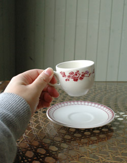 コントワールドファミーユ　インテリア雑貨　コントワール・ド・ファミーユのコーヒーカップ＆ソーサー（フォスティーヌ）。芸術的なタッチのお花模様が上品でとっても素敵です。(cf-218)