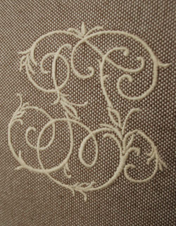 ファブリック（布）雑貨　インテリア雑貨　コントワール・ド・ファミーユのクッション パッチワーク（カレ・アナイス）。刺繍されています。(cf-228)