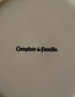 コントワールドファミーユ　インテリア雑貨　コントワール・ド・ファミーユのデザートプレート４枚セット（パリトゥジュール）。底に「コントワール・ドゥ・ファミーユ」のロゴが入っています。(cf-444)