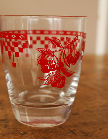 コントワールドファミーユ　インテリア雑貨　コントワール・ド・ファミーユのウォーターグラス（ダミエルージュ）。花のある真っ赤な色が可愛さを演出。(cf-452)