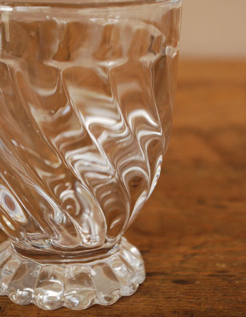 コントワールドファミーユ　インテリア雑貨　コントワール・ド・ファミーユのトルサードグラス（セシル）。キレイな螺旋のラインが光に当たる度、キラキラと輝きます。(cf-453)