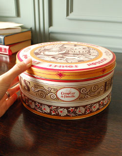 コントワールドファミーユ　インテリア雑貨　コントワール・ド・ファミーユのティン缶（ラウンド）。裁縫箱や薬箱にもなる使いやすいサイズです。(cf-513)