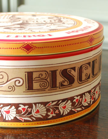 コントワールドファミーユ　インテリア雑貨　コントワール・ド・ファミーユのティン缶（ラウンド）。ビスキュイって可愛い字体で書かれています。(cf-513)