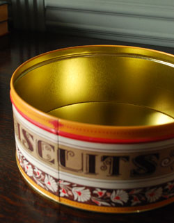コントワールドファミーユ　インテリア雑貨　コントワール・ド・ファミーユのティン缶（ラウンド）。ティータイム用のお菓子を入れて、ティン缶にいれたままテーブルに出しても可愛いですね！。(cf-513)