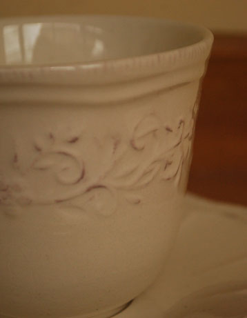 コントワールドファミーユ　インテリア雑貨　コントワール・ド・ファミーユのティーカップ＆ソーサー（リズ）。陶器特有のクリームがかった柔らかな色合いは優しく、草花の装飾が優雅なデザインです。(cf-518)