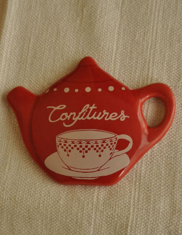 キッチン雑貨　インテリア雑貨　コントワール・ド・ファミーユのティーポットの形をした真っ赤なマグネット。4柄セットでお届けします。(cf-546)
