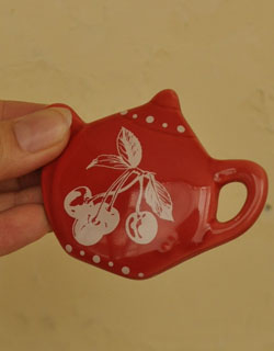 キッチン雑貨　インテリア雑貨　コントワール・ド・ファミーユのティーポットの形をした真っ赤なマグネット。高級感のある陶器製です。(cf-546)