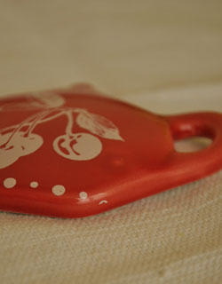 キッチン雑貨　インテリア雑貨　コントワール・ド・ファミーユのティーポットの形をした真っ赤なマグネット。プクっとふくらんだ優しいデザインのポットです。(cf-546)