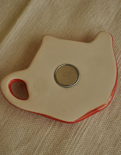 キッチン雑貨　インテリア雑貨　コントワール・ド・ファミーユのティーポットの形をした真っ赤なマグネット。裏にはマグネットが付いています。(cf-546)