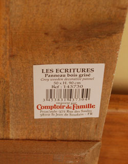 コントワールドファミーユ　インテリア雑貨　コントワール・ド・ファミーユのデコレーションパネル、木製ポスター。コントワール・ドゥ・ファミーユのシールが貼られています。(cf-552)