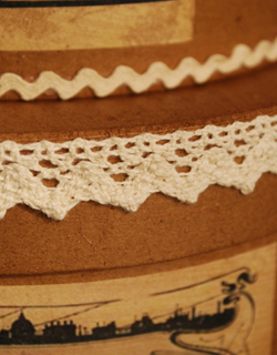 インテリア雑貨　コントワール・ド・ファミーユの帽子箱（エレガント･Ladies）2個セット。白いレースが付いていて華やかです。(cf-587)