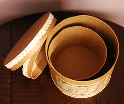 インテリア雑貨　コントワール・ド・ファミーユの帽子箱（エレガント･Ladies）2個セット。入れ子の箱なので、使わない時はコンパクトになりますよ。(cf-587)