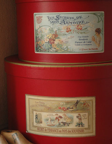 コントワールドファミーユ　インテリア雑貨　コントワール・ド・ファミーユの帽子箱（ラウンド・レッド）。そのままポスターになりそうなくらい素敵な絵が描かれたラベル。(cf-89)