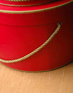 コントワールドファミーユ　インテリア雑貨　コントワール・ド・ファミーユの帽子箱（ラウンド・レッド）。４つともに付いている金色の紐がまた可愛いです！。(cf-89)