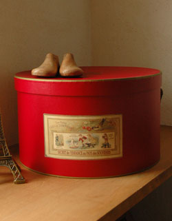 コントワールドファミーユ　インテリア雑貨　コントワール・ド・ファミーユの帽子箱（ラウンド・レッド）。入れ子の箱なので１つにまとめることができます。(cf-89)