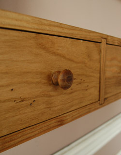 アンティーク風の家具　アンティーク風　コントワール・ド・ファミーユの4段シェルフ（引き出し付）。引き出しの取っ手も木製です。(cff-06)
