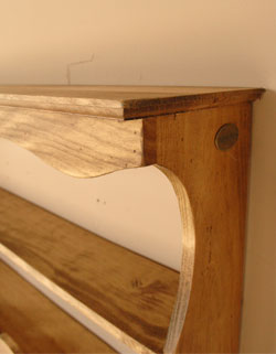 アンティーク風の家具　アンティーク風　コントワール・ド・ファミーユの4段シェルフ（引き出し付）。可愛らしいウェーブの装飾。(cff-06)
