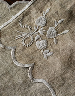ファブリック（布）雑貨　インテリア雑貨　ウィンドカーテン(カーキ・鳥)。お花の刺繍もシンプルな華やかさです。(n11-018)