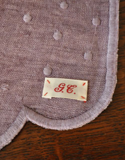 ファブリック（布）雑貨　インテリア雑貨　ウィンドカーテン(パープル・花)。赤い刺繍もポイントです。(n11-017)