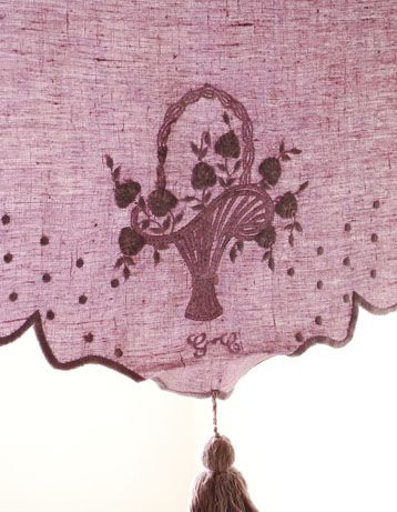 ファブリック（布）雑貨　インテリア雑貨　ウィンドカーテン(パープル・花)。たくさんのお花が丁寧に刺繍されているウィンドカーテン。(n11-017)