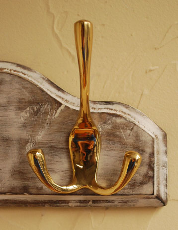 フック・フックボード　住宅用パーツ　ウォールフック(３頭フック・２)。ゴールドのつるんとしたフックがアクセントです。(gc-126)