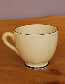 ダイニング雑貨　インテリア雑貨　マグカップ　オワゾーエ ローズミュスケ （BL）。後ろから見る姿も可愛らしいカップです。(n1-102)