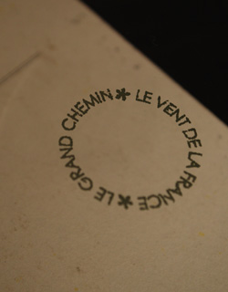 ダイニング雑貨　インテリア雑貨　フランススタイルのダイニング雑貨、美しいリーフ模様のプレート（直径21cm）。グランシュマンのロゴが入っています。(n1-106)