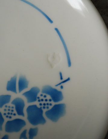 ダイニング雑貨　インテリア雑貨　ラウンドプレート fleur(BL)。グランシュマンのGロゴがエンボス加工で入っています。(n1-113)