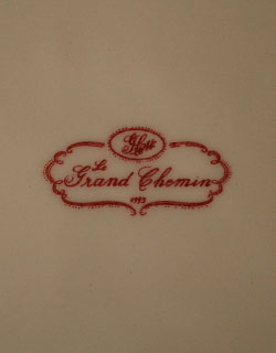 ダイニング雑貨　インテリア雑貨　フランボワーズプレート（ホワイト）。グランシュマンのロゴが入っています。(n1-109)