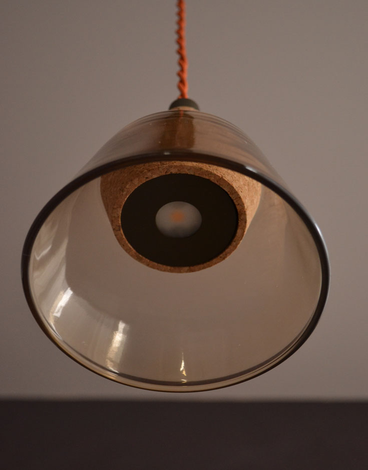 照明・ライティング　コルク×ガラス　LED電球がセットになった小さくて可愛いガラスランプ。コルクの中にLEDが埋め込まれているので、スッキリしたデザインです。(n-1046)