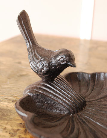 リビング雑貨　インテリア雑貨　バードトレイ（ブラウン）。鳥がお水を飲んでいる姿がモチーフとされたデザイン。(n16-035)