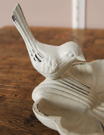 リビング雑貨　インテリア雑貨　バードトレイ（ホワイト）。鳥がお水を飲んでいる姿がモチーフとされたデザイン。(n16-034)