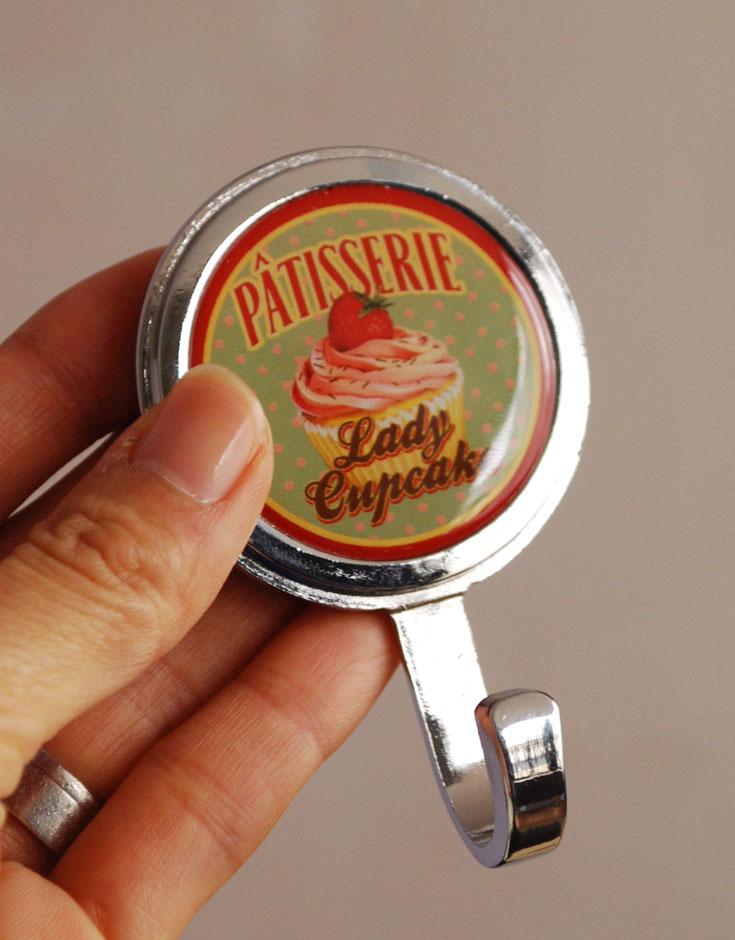 キッチン雑貨　インテリア雑貨　マグネットフック（PATISSERIE Lady cupcake）。キッチンに玄関、どこにでもくっつけたくなりますね。(n4-023)