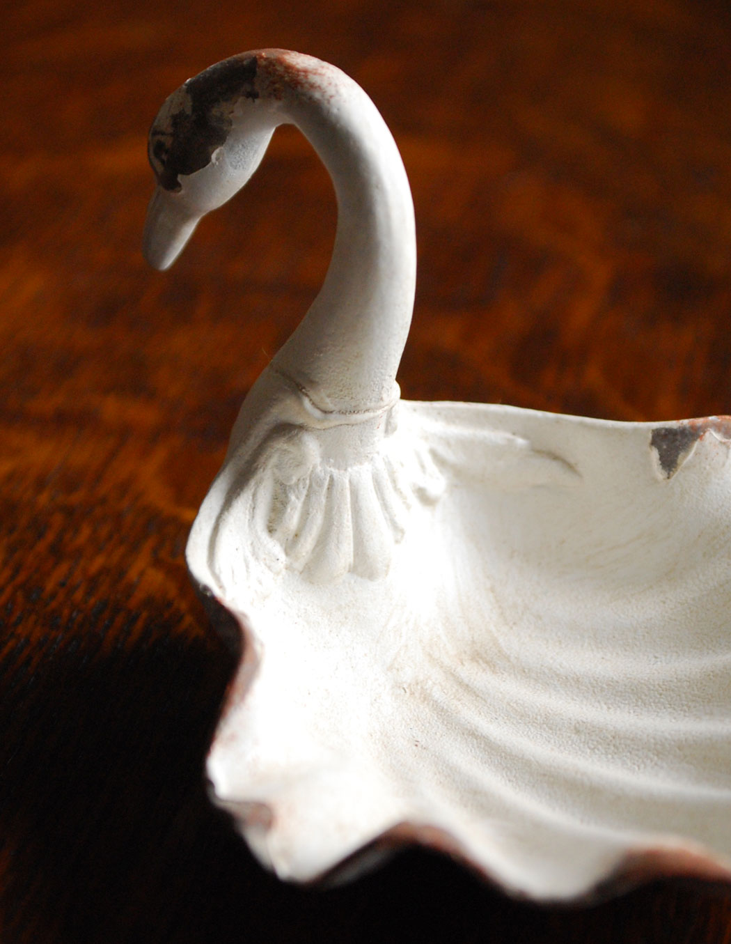 リビング雑貨　インテリア雑貨　白鳥のオブジェ、アンティーク風のアイアン製ジュエリートレー。インテリアとしても絵になる優雅なスワンのトレー。(n16-018)