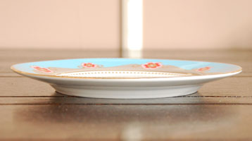 ダイニング雑貨　インテリア雑貨　小鳥のプレート　フレンチインテリアにもピッタリのブルーの食器。プレートの厚みはこんな感じです。(n1-033)