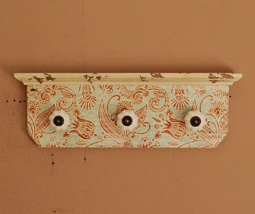 インテリア雑貨　アンティーク風ウォールフック×陶器（レッド・３フック）。アンティーク風の加工がされているので、さらにオシャレ度アップ！【 サイズ 】幅35.5×高さ12×奥行き5cm。(n-219)